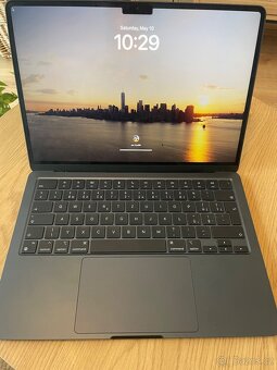 MacBook Air 2022 – 100% stav baterie, jako nový, záruka - 9