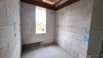 Prodej prosvětleného bytu 3+kk se zahradou, krytou terasou a - 9