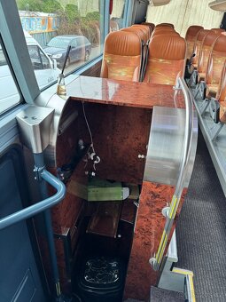 Autobus se nachází ve městě Praha. Všechno funguje. Má 48 + - 9