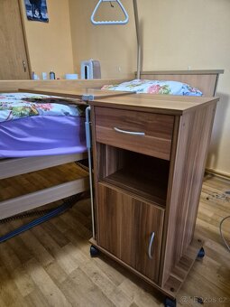 Polohovací postel s antidek. matrací + polohovací stolek - 9