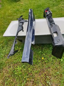 Mercedes  w211 maska ohořelá1000, plastový levý prah1500kč - 9