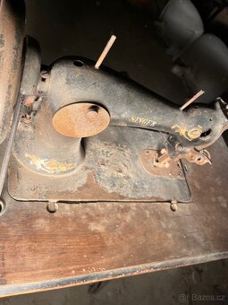 Starý šicí stroj SINGER - 9