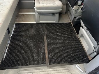 Multivan 4x2, 2,5 TD 96 kw,rok 2004,spací lavice,7 míst,tope - 9