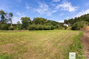 Prodej zasíťované parcely 2393 m2 - 9