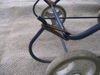 Hluboký RETRO kočárek pro panenky . - 9