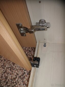 Velká šatní skříň s lámacími dveřmi - 9