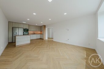 Pronájem luxusního bytu se zahradou, parkováním a velkým skl - 9