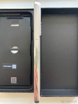 🚀 Prodej Samsung Galaxy S22 –Bílá elegance s prasklým rohem - 9