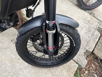 Husqvarna Svartpilen 401 32kw, rv:2021/8 lehce poškozené - 9