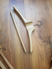 Sada klasických dřevěných ramínek - 9