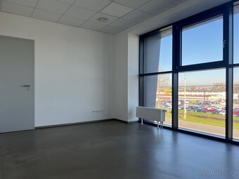 Úžasná moderní kancelář v TOP lokalitě Zlín-Malenovice - 9