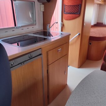 Fiat Challenger 2,8 JTD, podél postele - 9