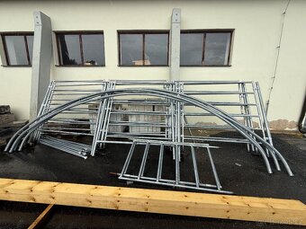 Prodám přístřešek pro zvířata 6×6 m včetně hrazení a plachet - 9