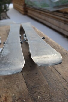 dětské lyže 120 cm nové vázko boty EU 36 hole a helma - 9