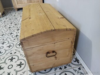 Starý, velký, dřevěný kufr, truhla po renovaci 2 - 9
