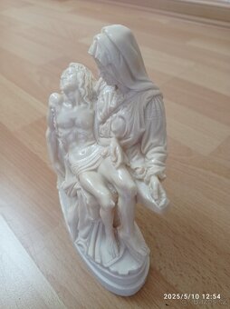 Michelangelova pieta.První je porcelánová, druhá alabastrová - 9