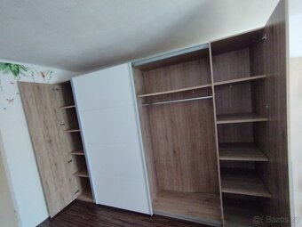 Velká šatní posuvná skříň - 9