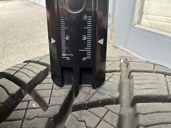 Zimní ALU Škoda Fabia 185/60 R15 - zánovní zimní 8mm DOT23 - 9