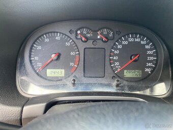 VW Golf 1.6 FSI benzín - 9