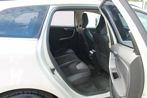 Volvo XC60 2.4D5 120kW AWD Automat+Navi+Kamera+Tažné - 9