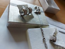 Stříbrný set řetízek, přívěsek, náušnice ve tvaru válečku... - 9