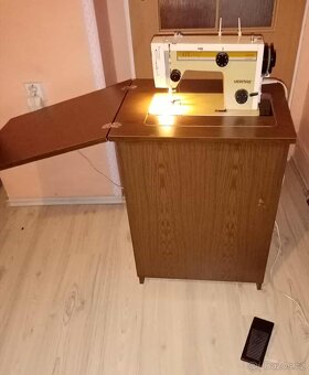 Elektrický skříňkový šicí stroje Veritas - 9