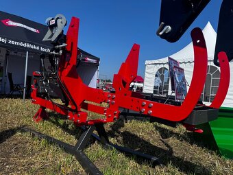 MONTUJEME ČELNÍ NAKLADAČE INTER-TECH - 9