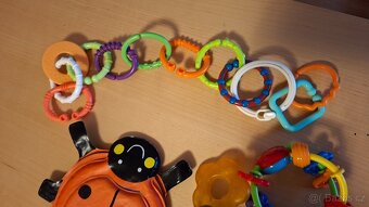 Lucka B - sada knížka, řetěz, chrastítko, kousátko - 9