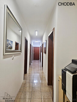 Pronájem reprezentativní kanceláře s terasou 10 m2 a parkova - 9