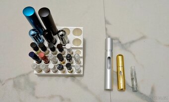 Stojan organizer na parfemy - 9