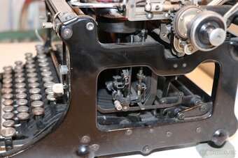 Psací stroj CONTINENTAL   (225W) - 9