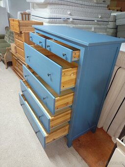 Prodám hezkou komodu z masivu IKEA HEMNES v modrém odstínu - 9