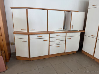 Moderní světlá kuchyně ze dvou částí - 9
