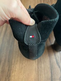 Kotníkové kožené černé boty na podpatku Tommy Hilfiger - 9