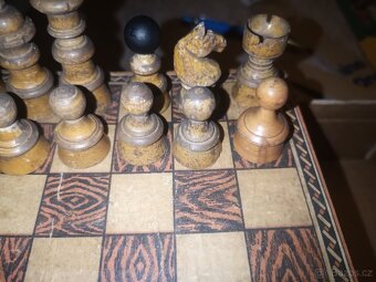 ŠACHY; staré dřevěné šachové figurky s patinou - komplet - 9