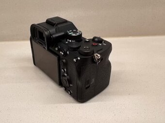 Sony Alpha 7 IV (A7IV / ILCE-7M4) – velmi dobrý stav – 3 bat - 9