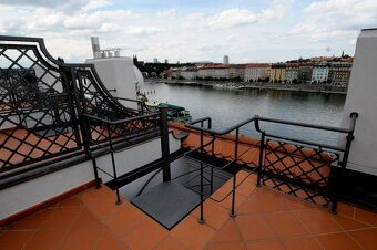 Pronájem dvoupatrového 4+1, 144 m2, Hořejší nábřeží, Praha 5 - 9