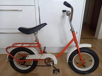 Rozkládací postýlka včetně matrace a peřinky a dětská kola - 9