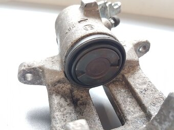 Zadní brzdové třmeny -vroubkovaný typ Octavia II -vyzkoušené - 9