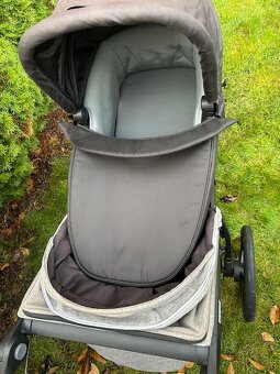 Thule Urban Glide 2 s novorozeneckou korbičkou a madlem - 9