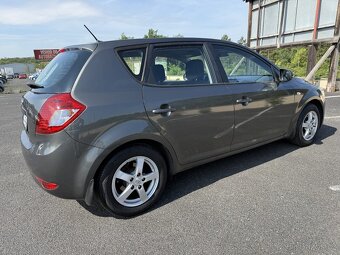 Kia Ceed 1,4 koupeno nové v ČR dobrý stav - 9