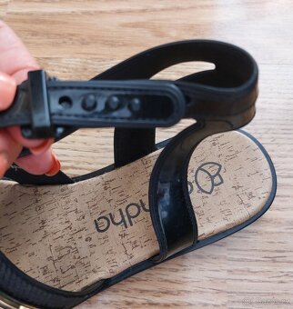 NOVÉ Dívčí sandále velikost 35/36 - 9