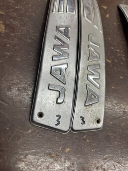 PRedám boční lišty nádrže s nápisom JAWA 350/634 - 9