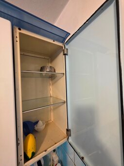 kuchyňská linka a skříňky - retro - 9