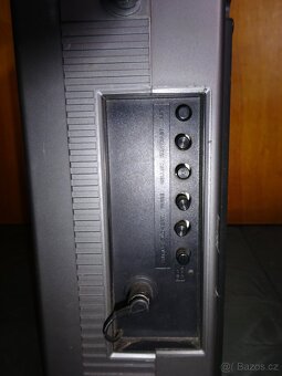 starý radiomagnetofon s televizí NEC CT-6000 - 9
