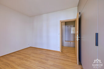Pronájem bytu 2+kk s vyhrazeným parkovacím stáním, 57 m², Uh - 9