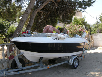 Motorový člun Delphin 430 Open - 9