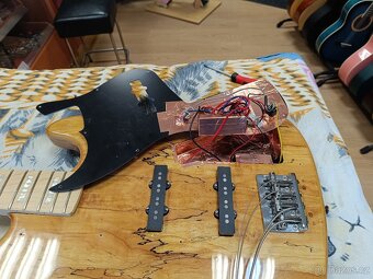 Prodám nevyužitou baskytaru BACH - KYJOV 8500,-Kč - 9