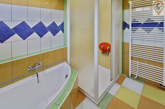 Prostorný rodinný dům se dvěma bytovými jednotkami, velkou z - 9