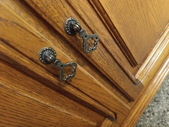 Rustikální příborník / rohová komoda + vitrína, masív - 9